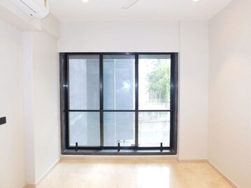 Room in 2 BHK Apartment at Arihant CHS Khar West, Khar West – for Rent