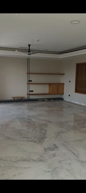 Room in 4 BHK Apartment at Prestige Hermitage, Halasuru – for Rent