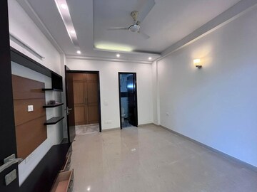 Room in 3 BHK Builder Floor at Sushant Vyapaar Kendra, Dlf Phase iv – for Rent