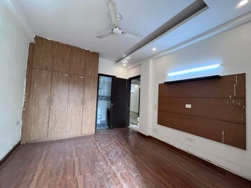 Room in 3 BHK Builder Floor at Sushant Vyapaar Kendra, Dlf Phase iv – for Rent