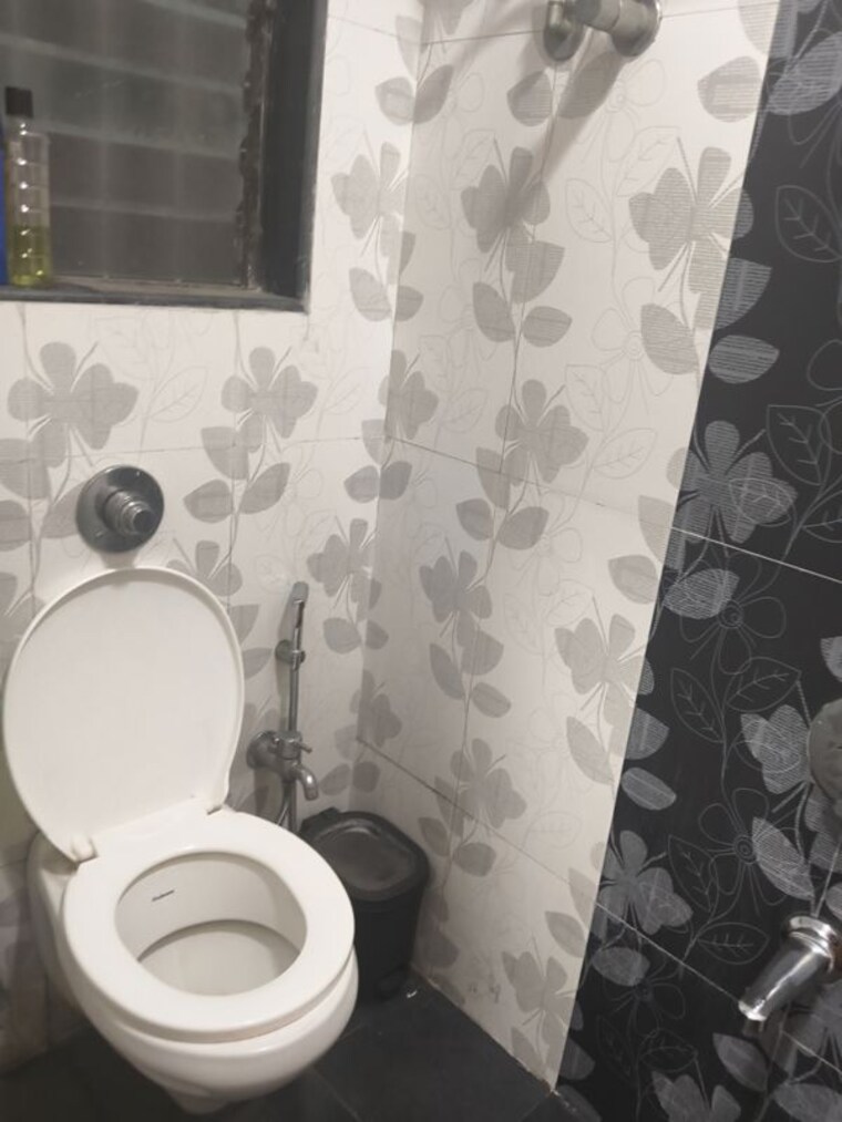Bathroom, vile parle east 1 RK 180 Sq.Yd. Apartment In Vile Parle East Mumbai 10071622