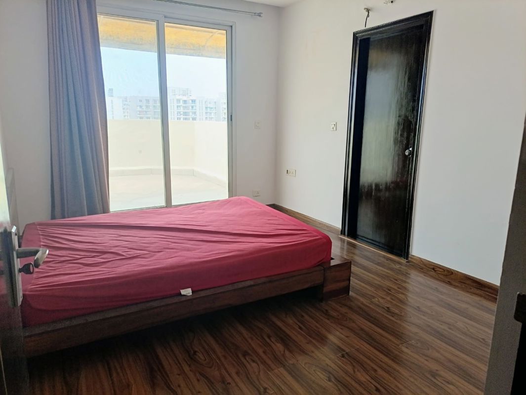 4 BHK + Servant Room,Extra Room Apartment For Rent in Prateek Edifice