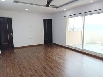 Room in 4 BHK Apartment at Prateek Edifice, Sector 107 – for Rent