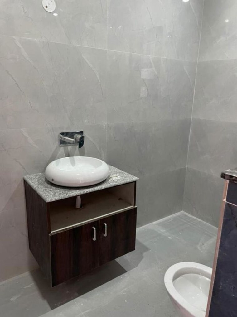 Bathroom, bptp-district-phase-2 3 Bedroom 145 Sq.Yd. Builder Floor In Sector 84 Faridabad 10071626