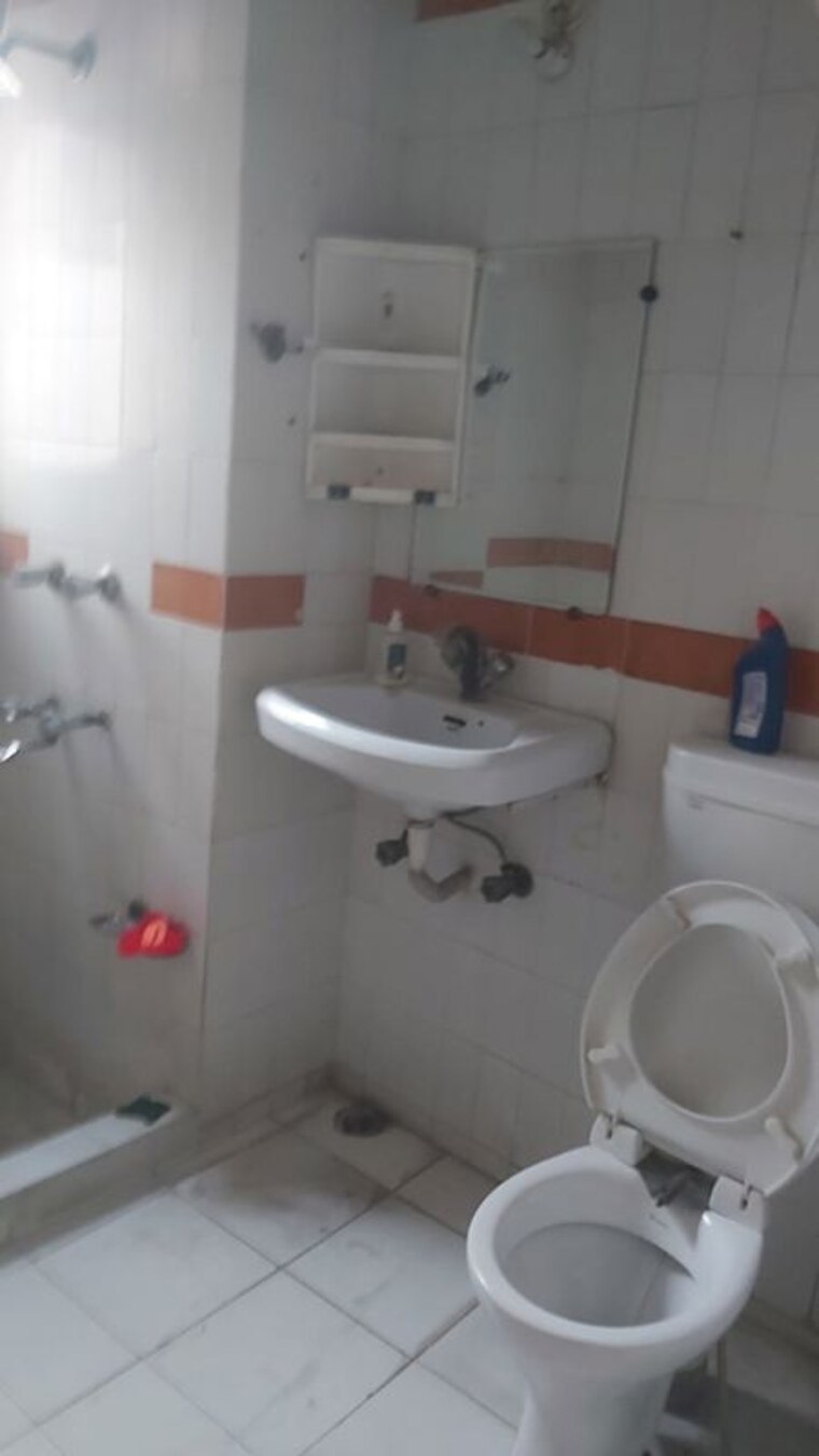 Bathroom, mayur vihar 3.5 Bedroom 1450 Sq.Ft. Apartment In Mayur Vihar Delhi 10071999