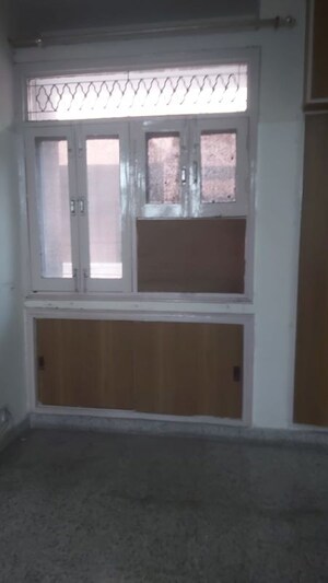 Bathroom in 3.5 BHK Apartment at Mayur Vihar – for Rent