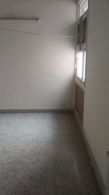 Furnished Amenities in 3.5 BHK Apartment at Mayur Vihar – for Rent
