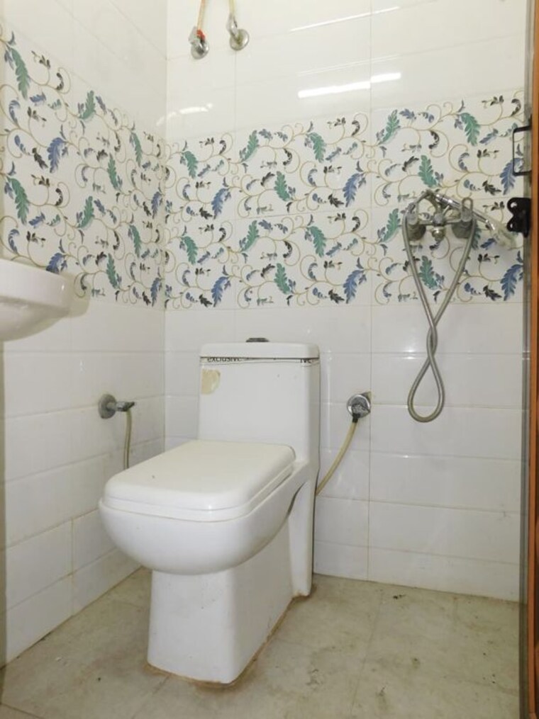 Bathroom, govindpuri 2 Bedroom 50 Sq.Yd. Builder Floor In Govindpuri Delhi 10072010