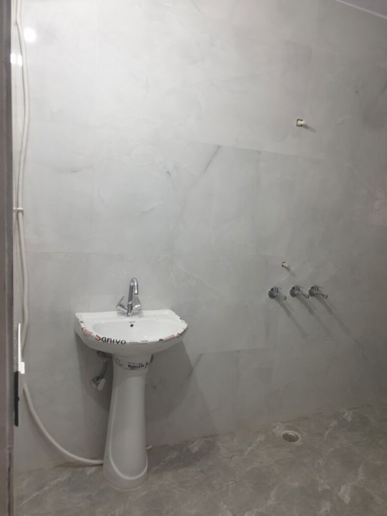 Bathroom, sector 16 3 Bedroom 1850 Sq.Ft. Independent House In Sector 16 Faridabad 10072414
