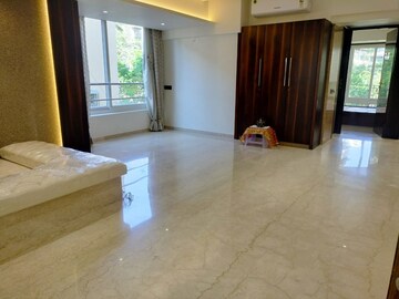 Room in 4 BHK Apartment at Rama Krishna, Khar West – for Rent