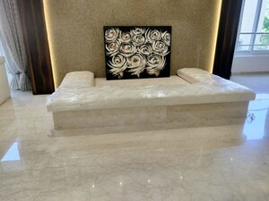 Room in 4 BHK Apartment at Rama Krishna, Khar West – for Rent