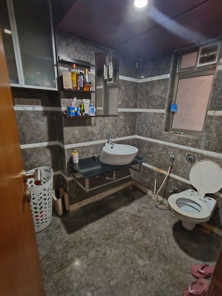 Attached Bathroom, khar west 3 Bedroom 1400 Sq.Ft. Apartment In Khar West Mumbai 10072526