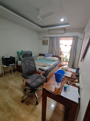 Room in 3 BHK Apartment at Khar West – for Rent