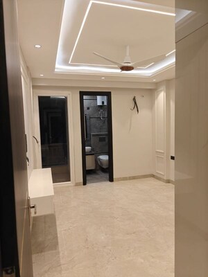 Building Lobby in 3 BHK Builder Floor at Ansal Sushant Lok I, Sector 43 – for Rent