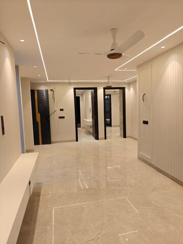 Building Lobby in 3 BHK Builder Floor at Ansal Sushant Lok I, Sector 43 – for Rent