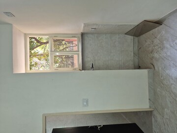 Furnished Amenities in 1.5 BHK Apartment at Mayur Vihar – for Rent