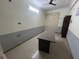 Bedroom in 2 BHK Builder Floor at Husainganj – for Rent