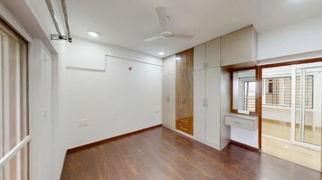 Room in 4 BHK Apartment at Yeshwanthpur – for Sale