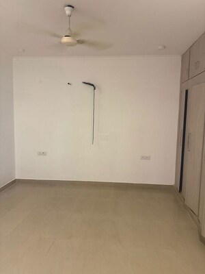 Room in 4 BHK Apartment at Defence Colony – for Rent