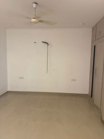 Room in 4 BHK Apartment at Defence Colony – for Rent