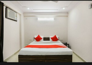 Bedroom in 1 BHK Builder Floor at Dlf City Phase 3 – for Rent