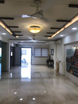 Parking in 6 BHK Villa at Juhu – for Sale