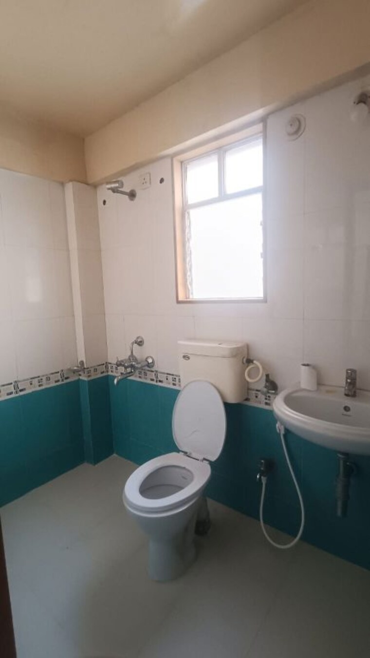 Bathroom, ankur-park 3.5 Bedroom 2200 Sq.Ft. Apartment In Mukund Nagar Pune 10072999