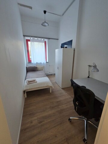 Master Bedroom in 5 BHK Apartment at DLF Express Greens, Manesar Sector 1a – for Rent