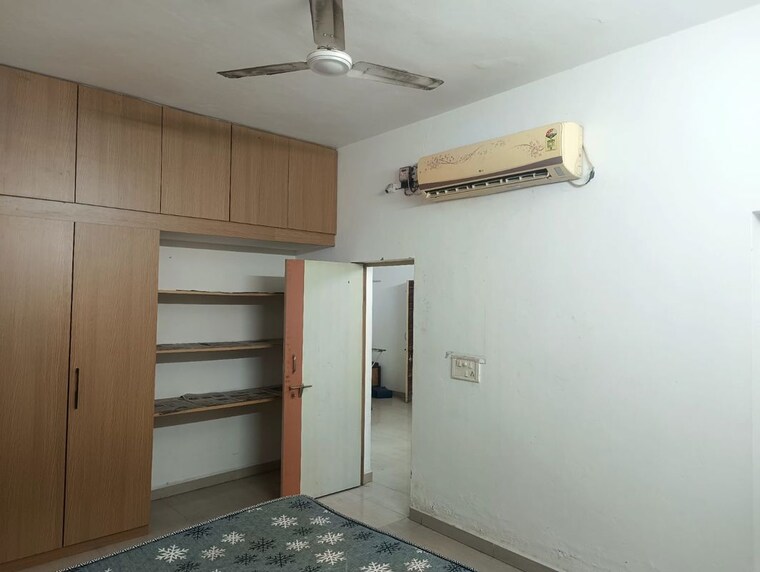 Room, satellite 1 Bedroom 1150 Sq.Ft. Villa In Satellite Ahmedabad 10073098