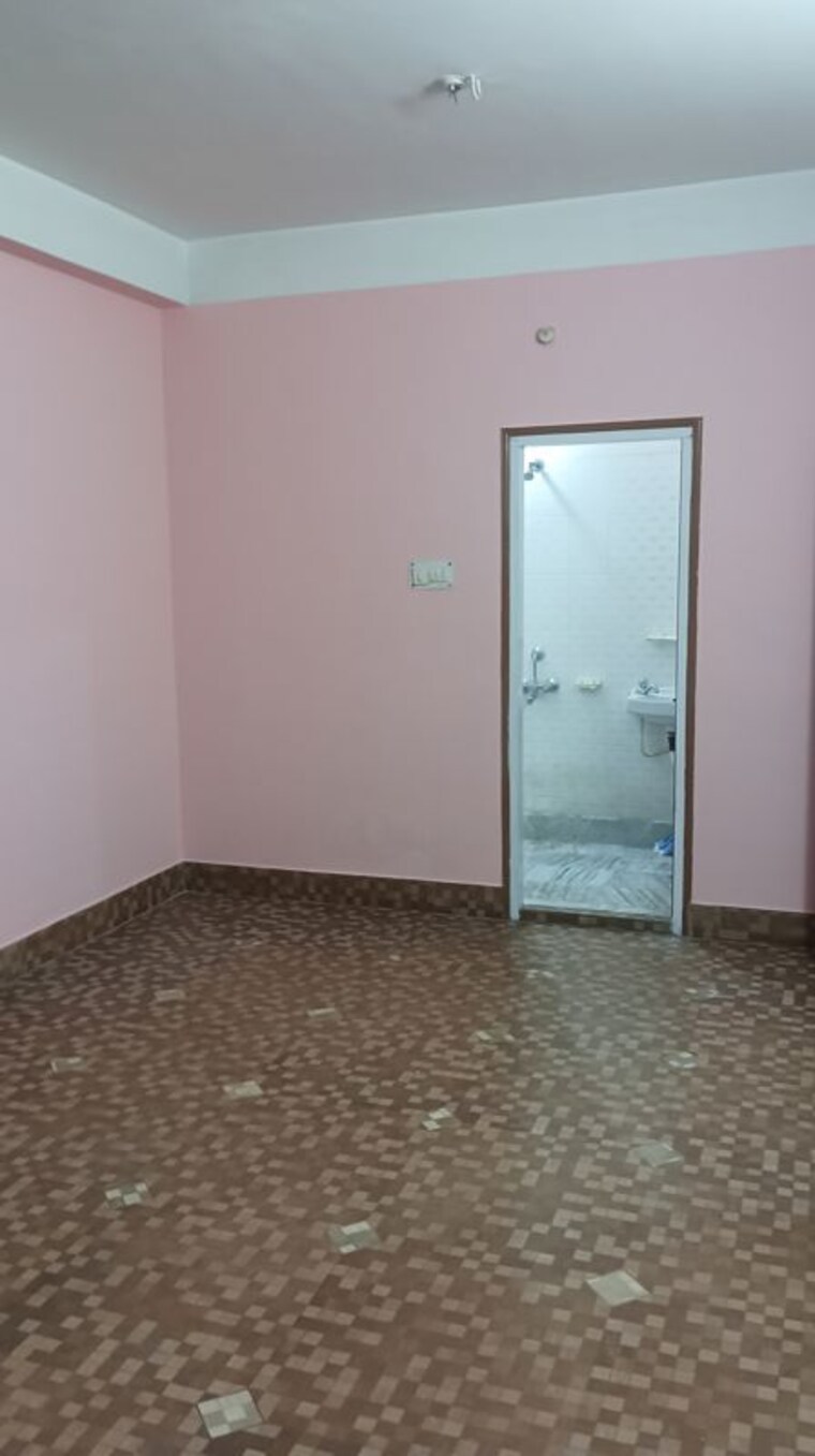 Room, six mile 2 Bedroom 1000 Sq.Ft. Independent House In Six Mile Guwahati 10073219