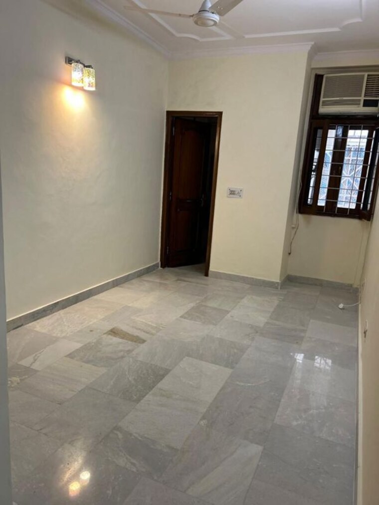 Room, east of kailash 3 Bedroom 140 Sq.Yd. Builder Floor In East Of Kailash Delhi 10073273