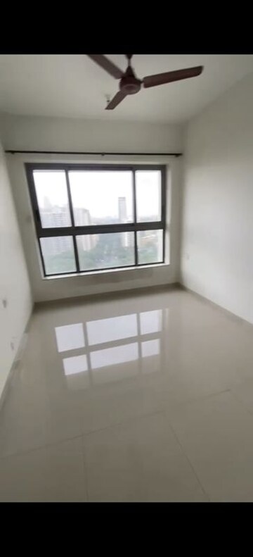 Room in 2 BHK Apartment at Kalpataru Paramount, Kapur Bawdi – for Rent