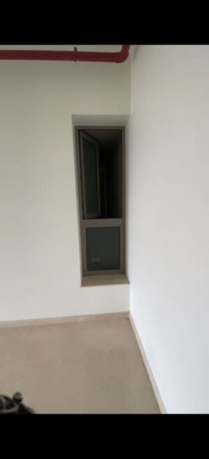 Room in 2 BHK Apartment at Kalpataru Paramount, Kapur Bawdi – for Rent