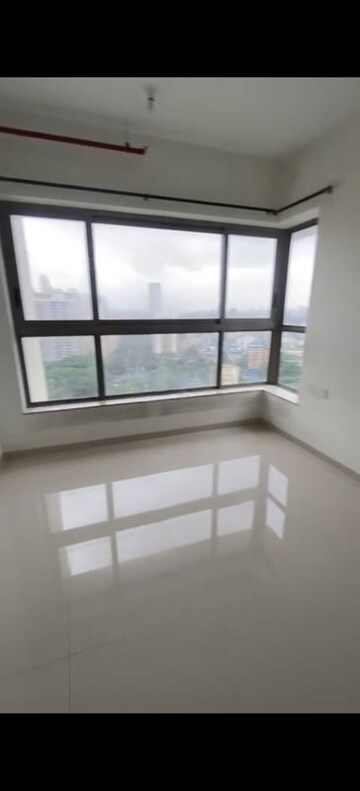 Room in 2 BHK Apartment at Kalpataru Paramount, Kapur Bawdi – for Rent
