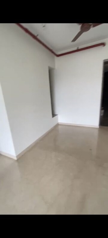 Room in 2 BHK Apartment at Kalpataru Paramount, Kapur Bawdi – for Rent