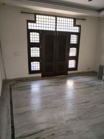 Room in 3 BHK Independent House at Sector 9 – for Rent
