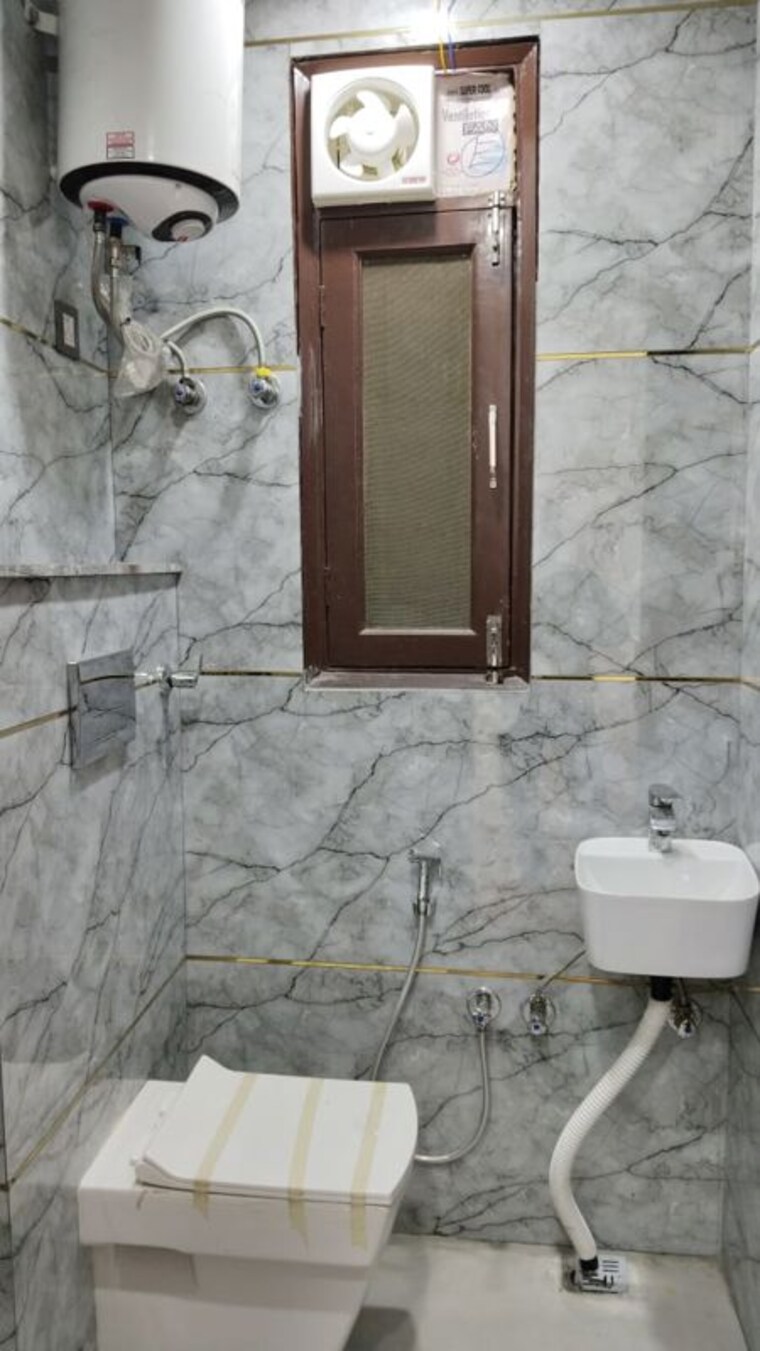 Bathroom, indirapuram shakti khand 1 3 Bedroom 1150 Sq.Ft. Builder Floor In Indirapuram Shakti Khand 1 Ghaziabad 10073466