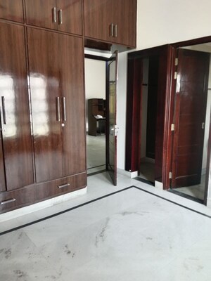 Room in 3 BHK Builder Floor at Sector 18 – for Rent