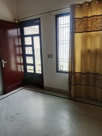 Room in 3 BHK Builder Floor at Sector 18 – for Rent