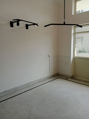 Room in 3 BHK Builder Floor at Sector 18 – for Rent