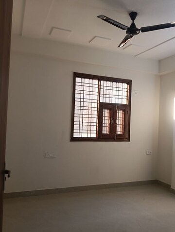 Room in 2.5 BHK Builder Floor at Sector 14 – for Rent