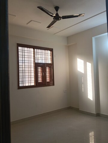 Room in 2.5 BHK Builder Floor at Sector 14 – for Rent
