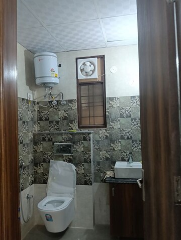 Bathroom in 2.5 BHK Builder Floor at Sector 14 – for Rent