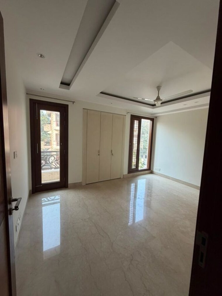 Room, greater kailash ii 4 Bedroom 450 Sq.Yd. Builder Floor In Greater Kailash ii Delhi 10073822