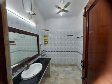 Bathroom in 3.5 BHK Builder Floor at Tarang Orchid, Sector 28 – for Rent