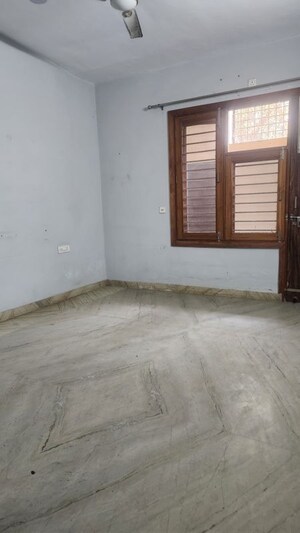 Room in 2 BHK Builder Floor at Swaran Nagri, Sector 31 – for Rent