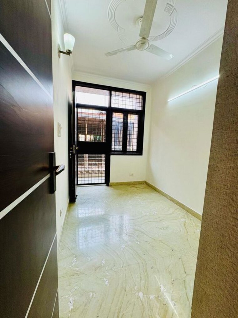 Room, govindpuri 3 Bedroom 100 Sq.Yd. Builder Floor In Govindpuri Delhi 10074067