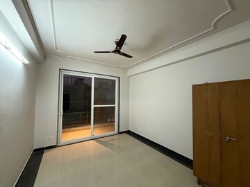 Room in 3 BHK Villa at RWA Apartments Sector 71, Sector 71 – for Rent