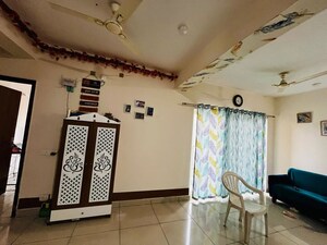 Room in 2 BHK Apartment at Panchsheel Greens II, Sector 16 Greater Noida – for Rent