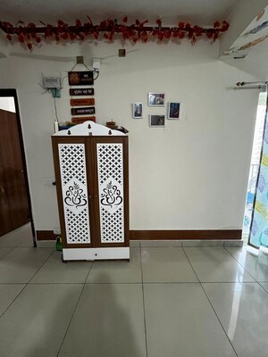 Room in 2 BHK Apartment at Panchsheel Greens II, Sector 16 Greater Noida – for Rent